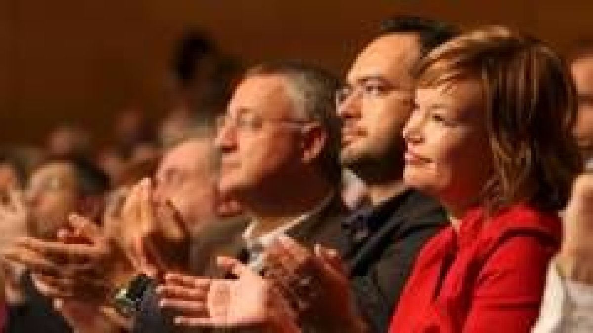 Leire Pajín escucha la intervención del nuevo secretario autonómico
