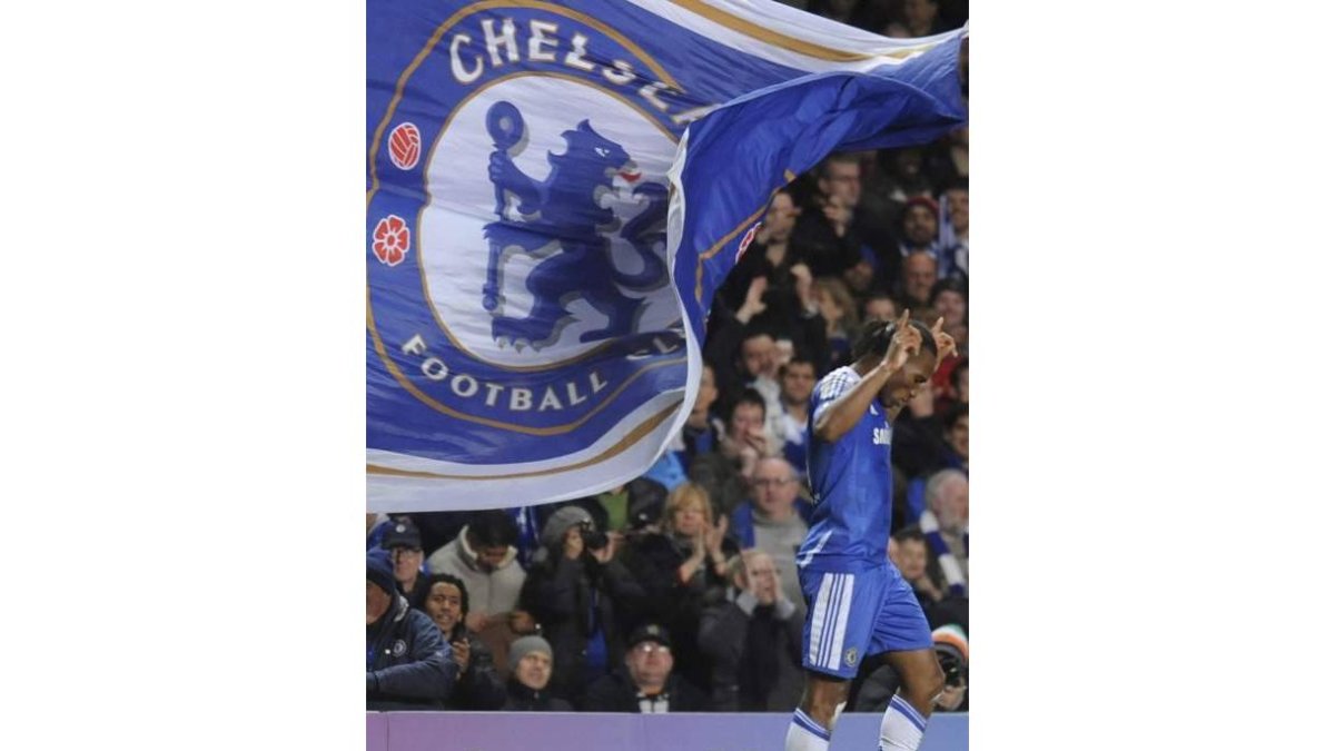 El delantero de Costa de Marfil del Chelsea Didier Drogba celebra su gol ante el Barcelona durante el partido de la Champions.