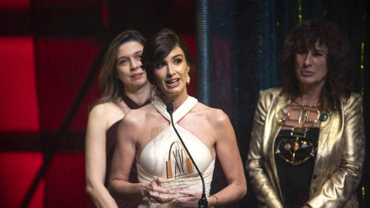 Paz Vega recibe un reconocimiento al comienzo de este año durante la ceremonia inaugural de la XV edición del Festival de Cine Global de Santo Domingo, en Santo Domingo (República Dominicana). EFE / ORLANDO BARRÍA.