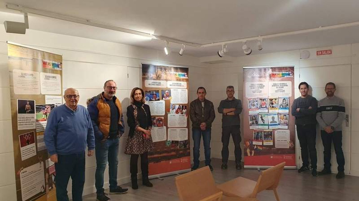 La alcaldesa, acompañada por otros miembros de la corporación, presentaron la exposición. DL