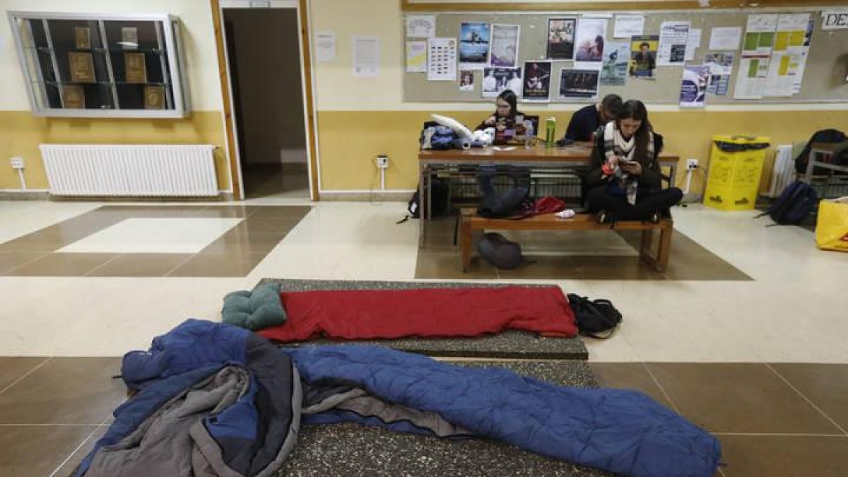 Sacos preparados para pasar la noche en el hall de la Facultad de Filosofía y Letras.