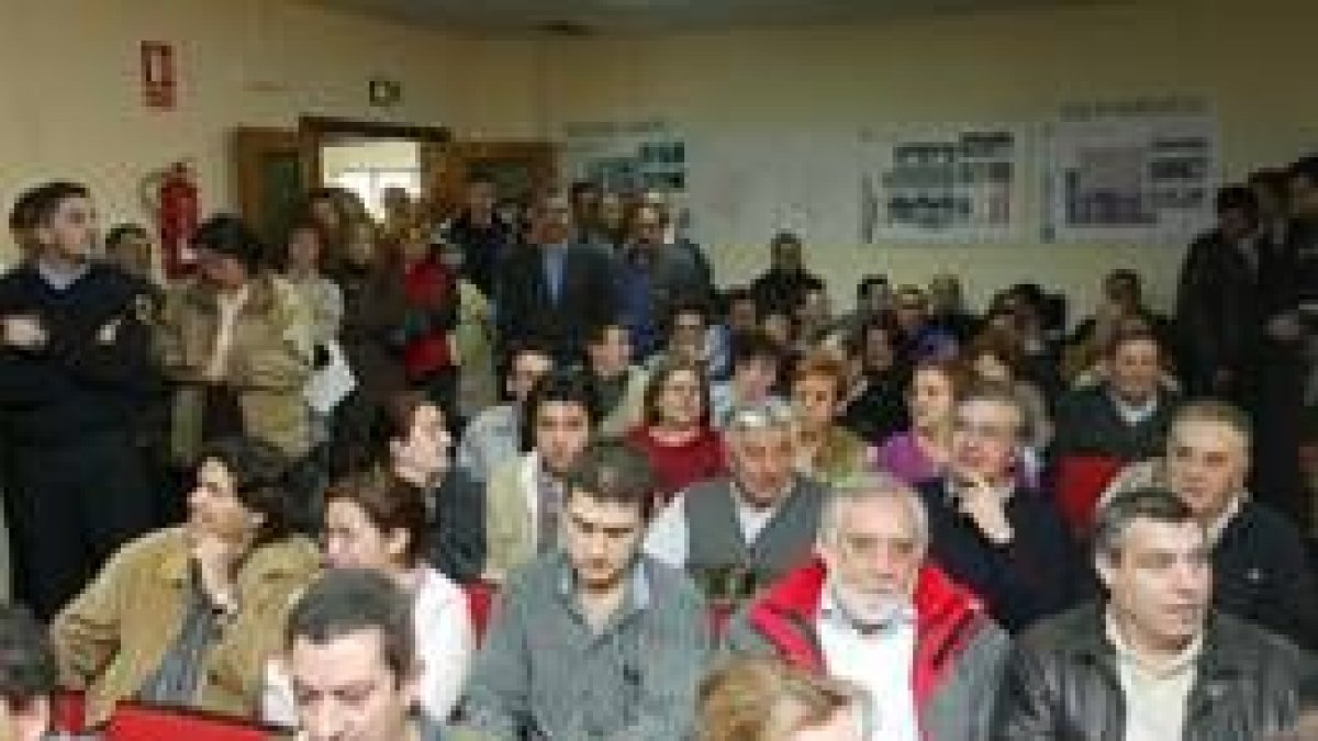 El salón de plenos estuvo abarrotado, aunque la sesión se desarrolló con casi total normalidad