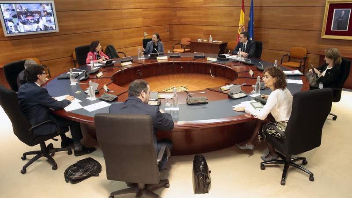 El Consejo de Ministros celebrado ayer con Sánchez e Iglesias al frente. JOSÉ MARÍA CUADRADO JIMÉNEZ