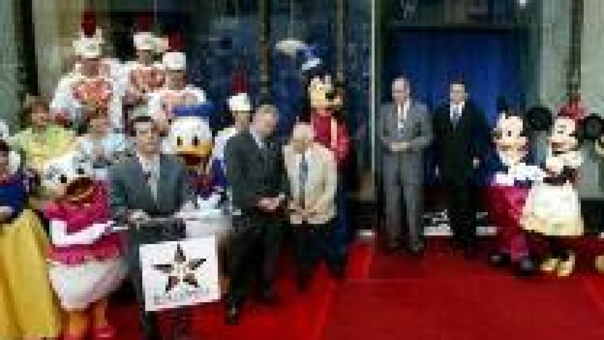 Los directivos de Disney celebran con todos sus muñecos su 50 aniversario