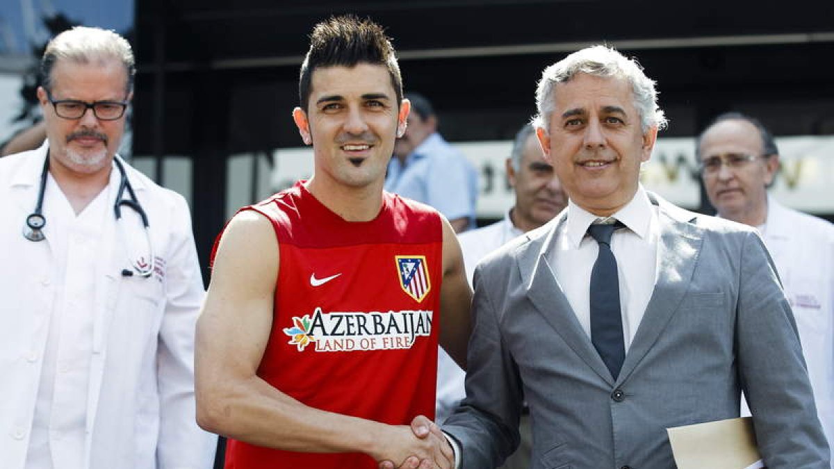 Villa y el médico del Atlético, Villalón, tras el reconocimiento.