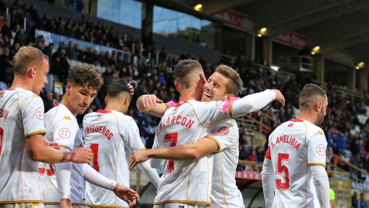 Los jugadores de la Cultural celebran el primer gol ante el Pontevedra, obra de Roberto Alarcón. CYDL