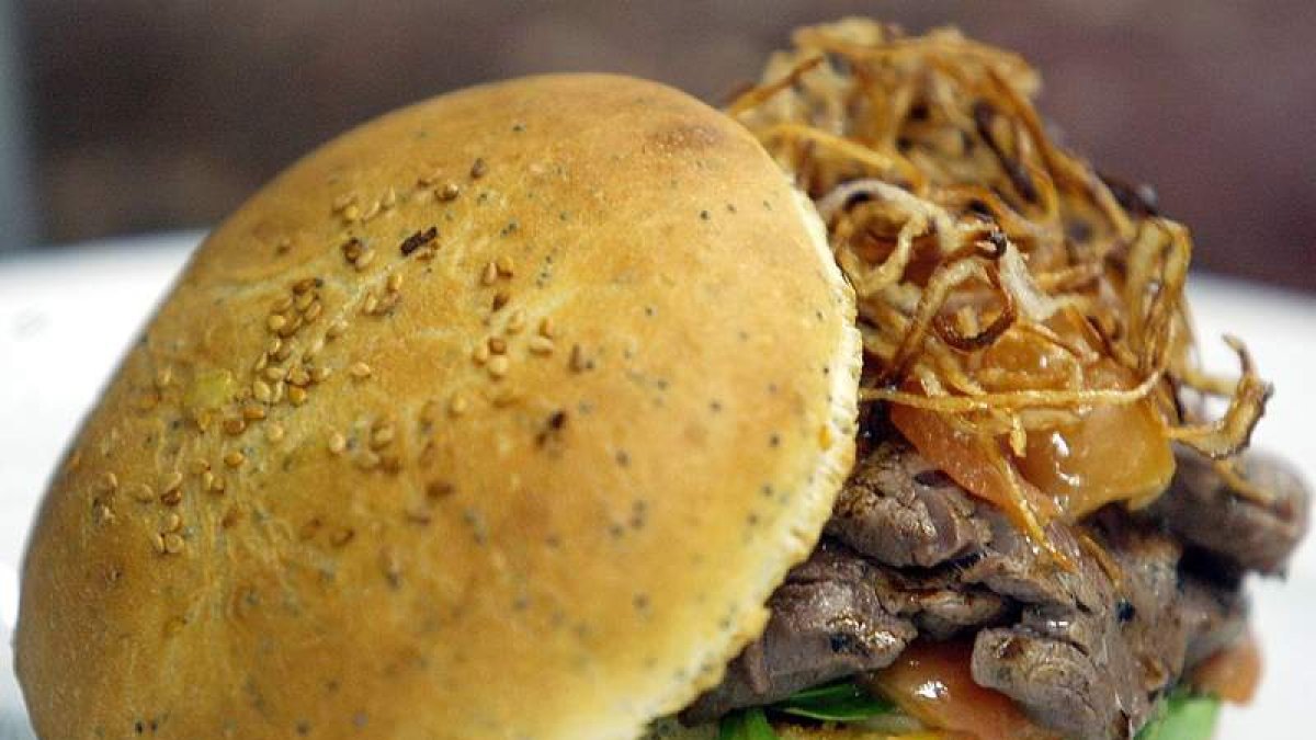 Imagen de una hamburguesa gourmet.