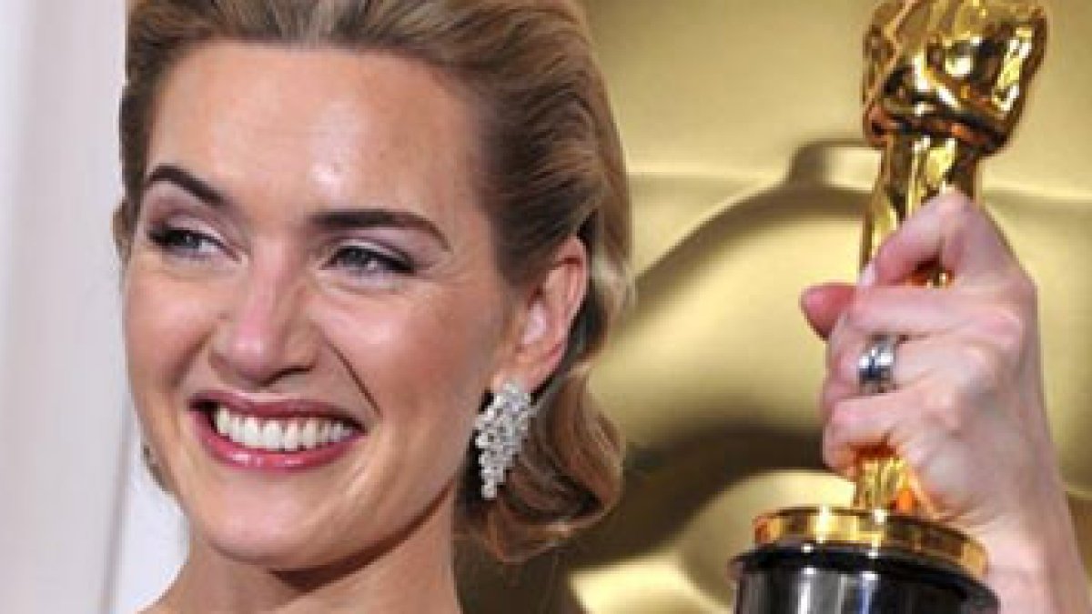 La actriz británica Kate Winslet posa para los fotógrafos con su Oscar.