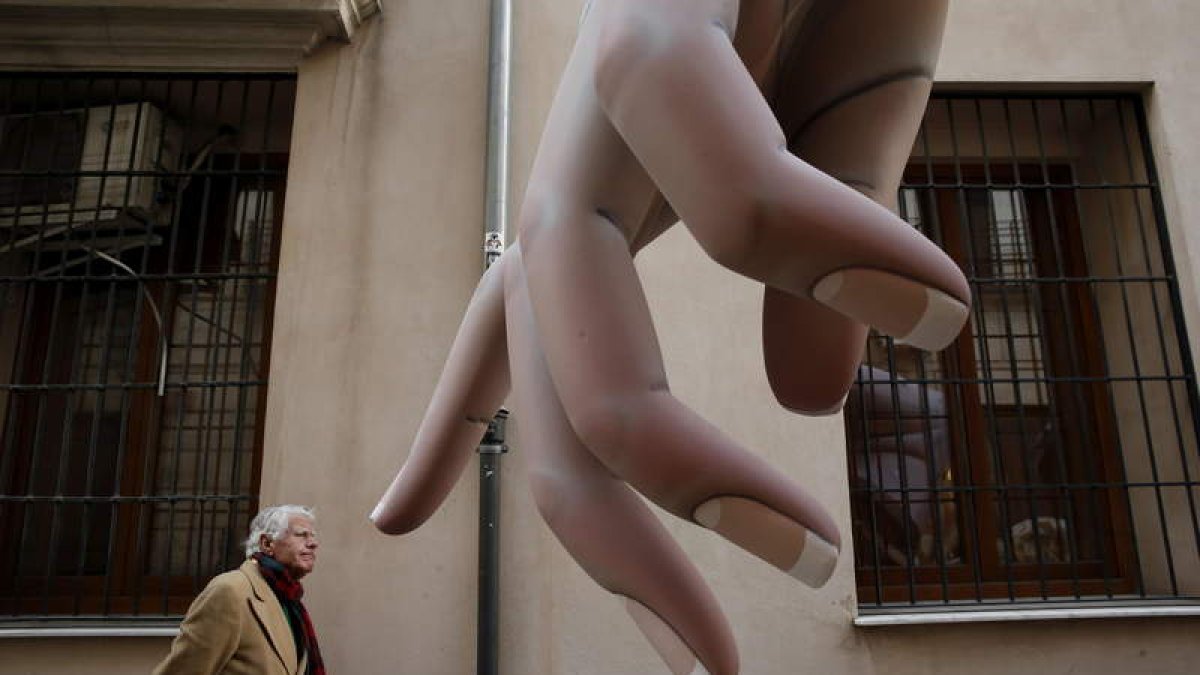 Un hombre es señalado por una mano que forma parte de una de las fallas del año pasado. KAI FOERSTERLING