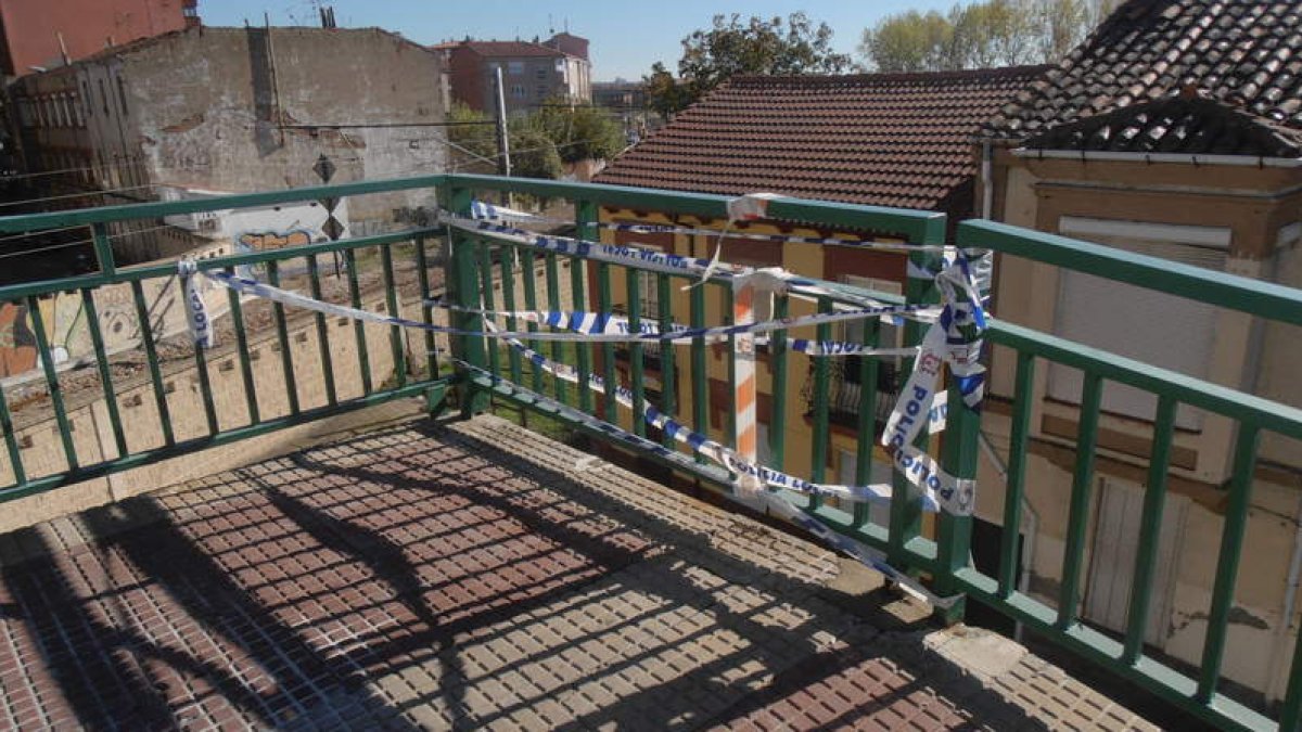 Estado deteriorado que presenta la pasarela peatonal.