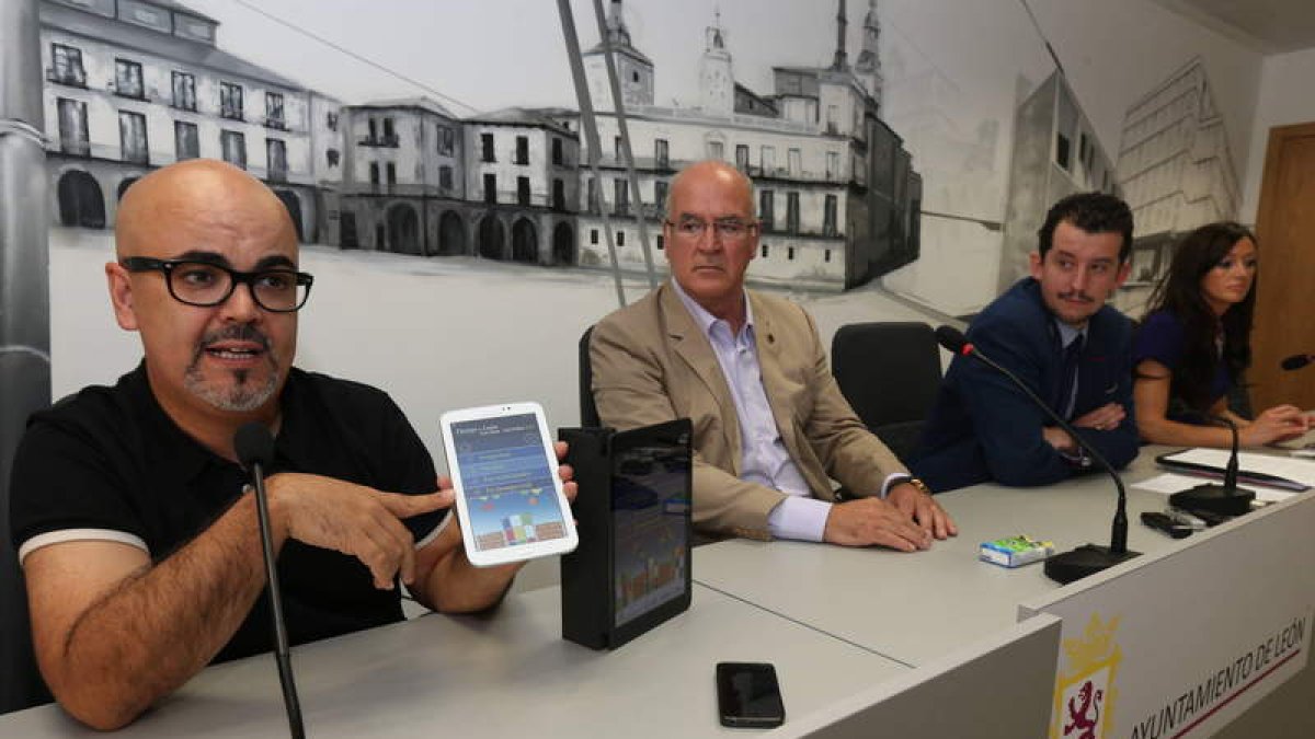 El programa tradicional de papel se extiende a las aplicaciones de móvilEl programa de las fiestas se repartirá como es costumbre en las oficinas de turismo y en los quioscos municipales, con unas existencias de 120.000 de bolsillo y 20.000 más en tamaño