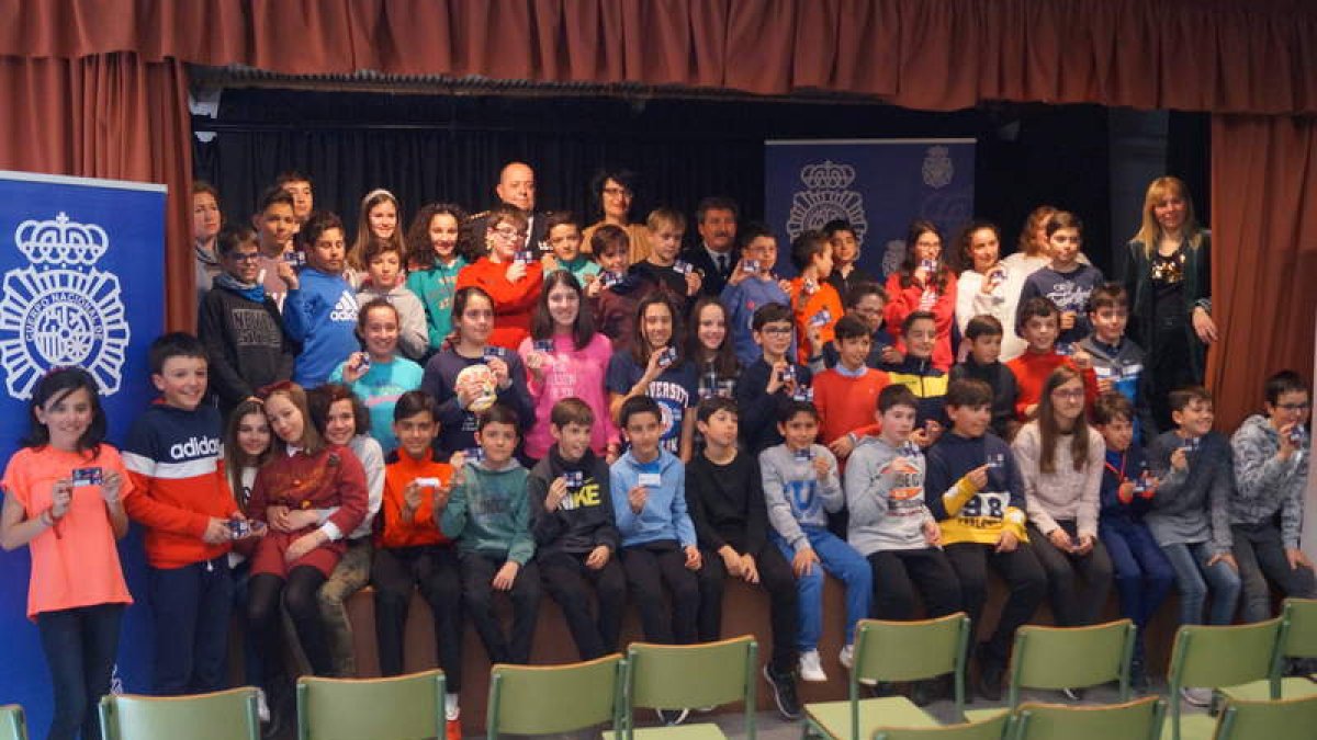 Los niños posaron ayer tras recibir sus carnés como expertos en navegación segura por la red. DL