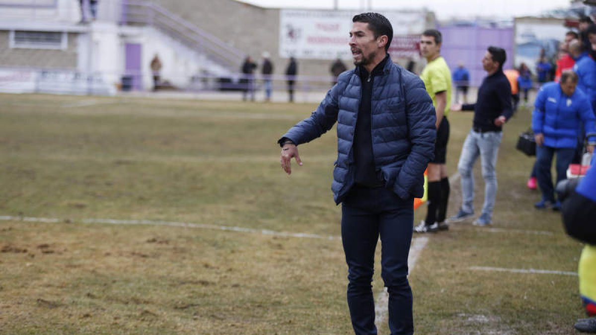 Diego Merino, entrenador del equipo maragato, prepara con mimo el partido del domingo.