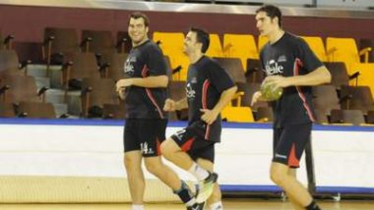 Dos de los fichajes, Andreu y Ruesga, sonríen en un entrenamiento, escoltados por Montoro.
