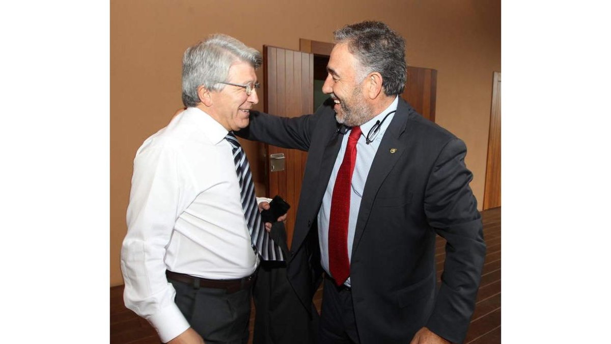Silvano saluda a Cerezo antes de la reunión en la que Villar le obsequió por el aniversario del club.