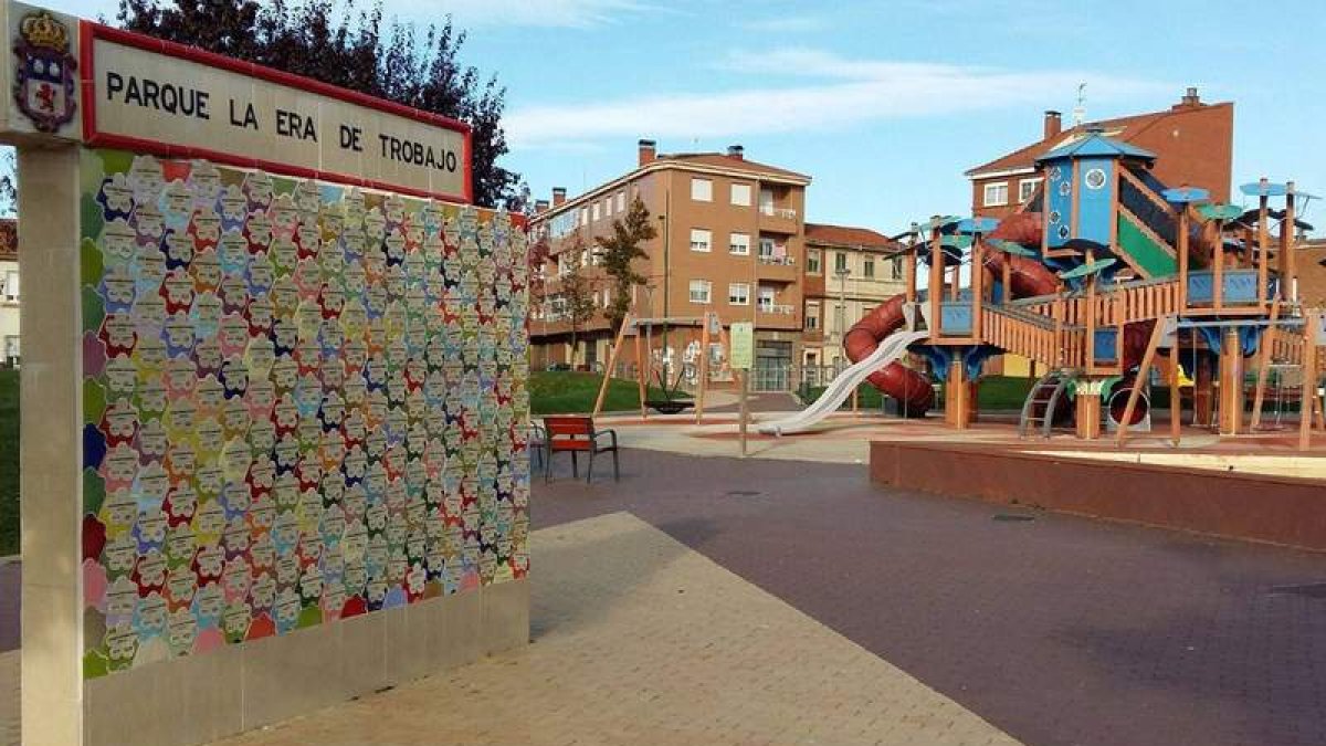 Placas de cerámica con la fecha del nacimiento de cada bebé del municipio, en el parque de Trobajo. DL