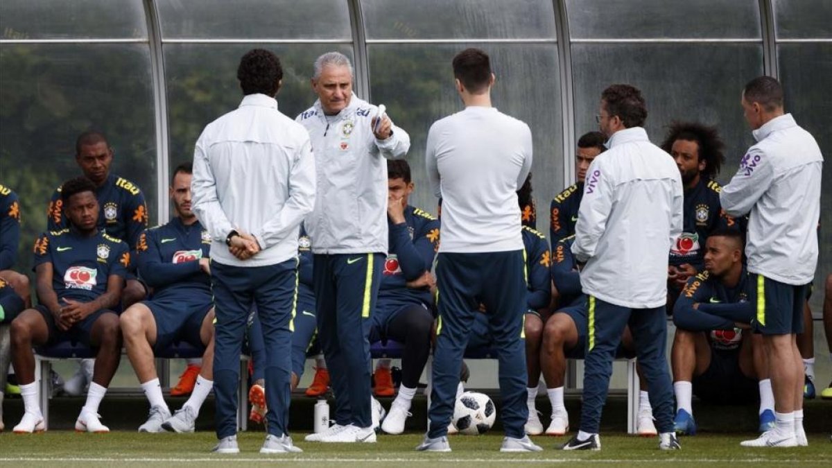 Tite, seleccionador brasileño, durante un entrenamiento de Brasil en Londres.