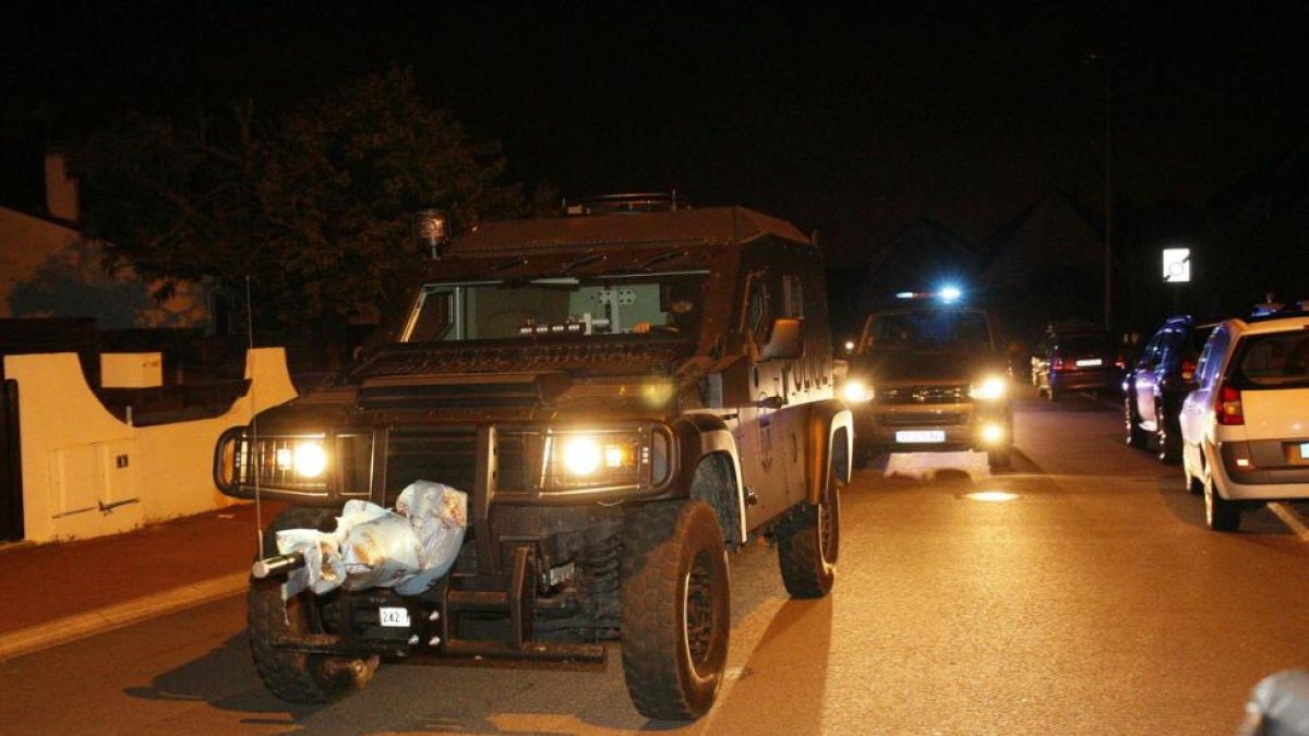 Efectivos de las fuerzas especiales de la policía francesa abandonan el lugar del ataque, tras abatir al agresor. esta madrugada en Magnanville, cerca de París.