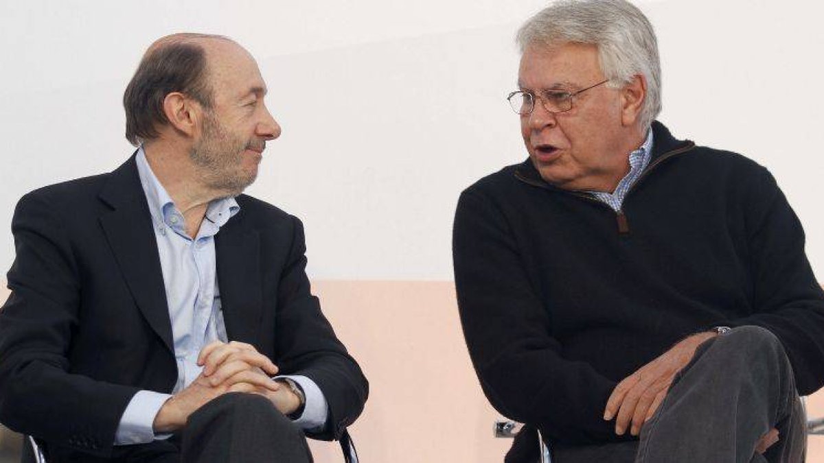 Acto de la candidatura de Alfredo Pérez Rubalcaba (i) con la asistencia , entre otros, del expresidente del Gobierno Felipe González (d) y del lehendakari, Patxi López.