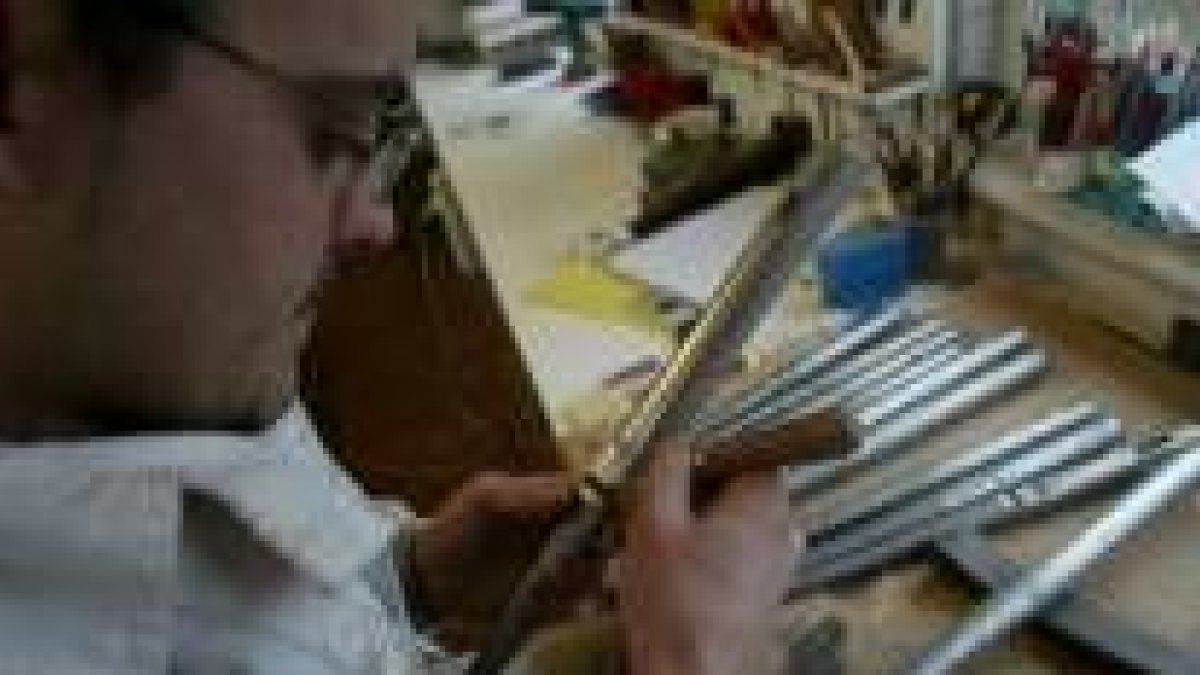 El artesano en su taller, situado en la localidad de Puente