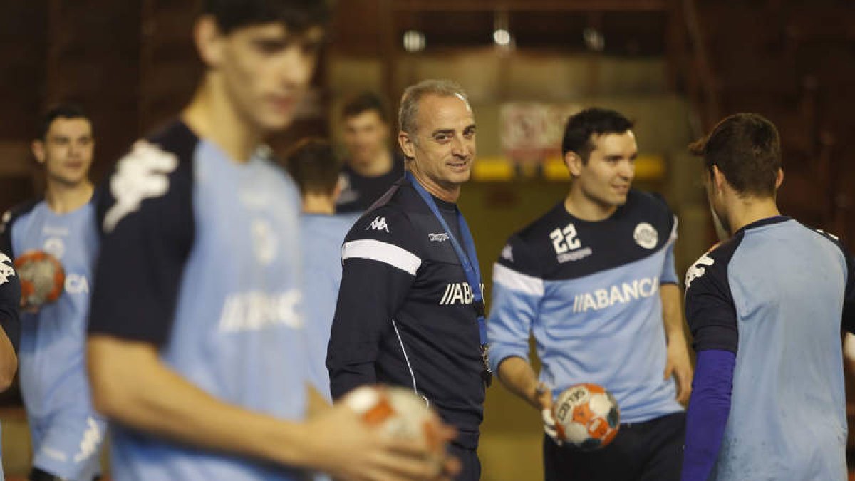 El Ademar prepara su encuentro liguero de mañana en la pista del Granollers. JESÚS F. SALVADORES