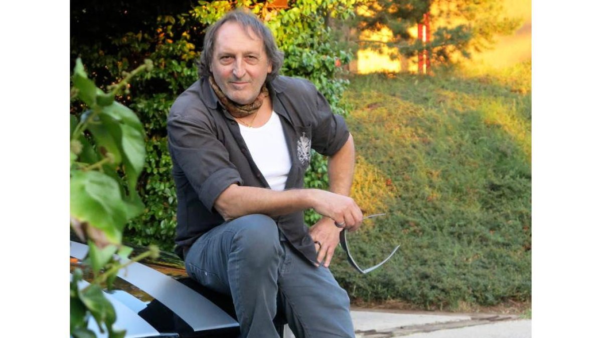 El escritor Eduardo Iglesias, que hoy presenta en León su última novela