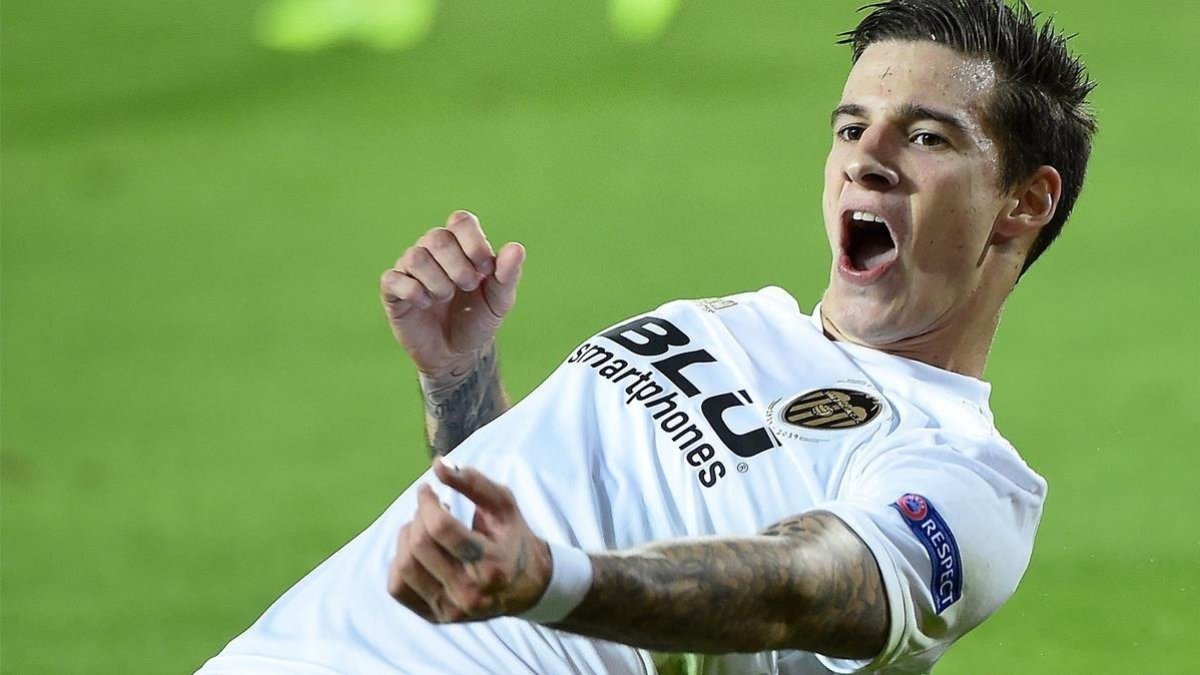 Santi Mina celebra el primer gol del Valencia.