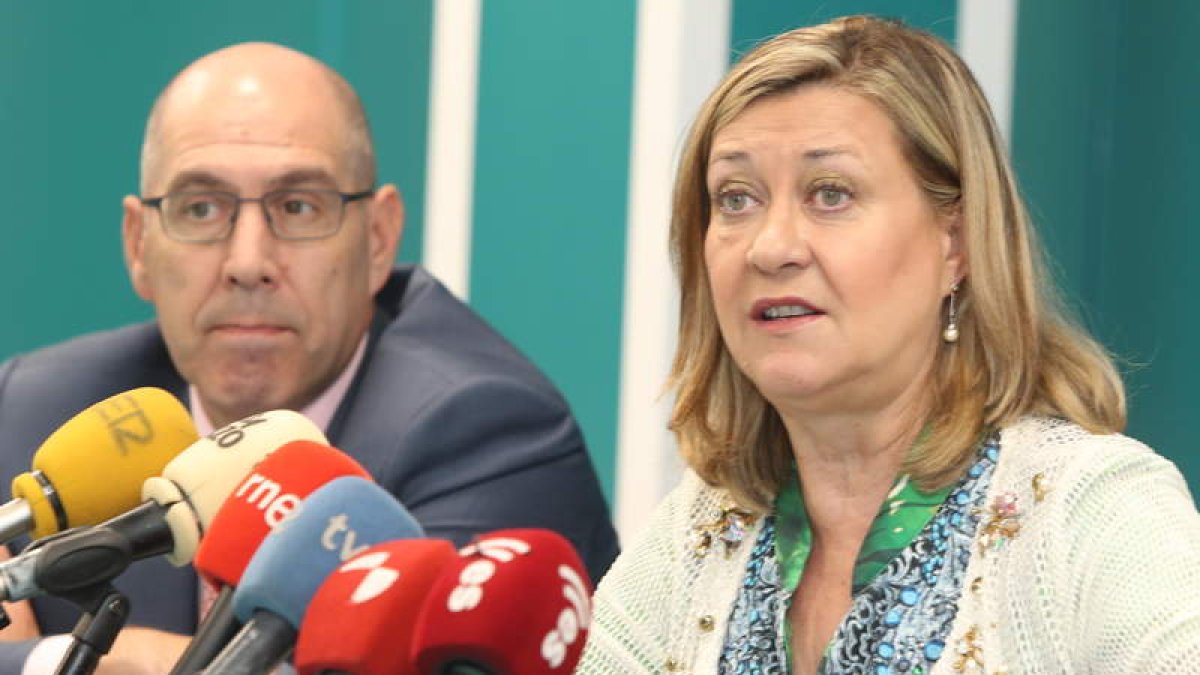 El director de Industria, ayer en el Bierzo con la consejera. L. DE LA MATA