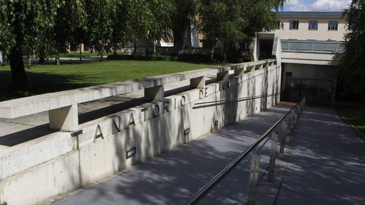 Imagen del exterior del tanatario de Serfunle en Eras de Renueva.
