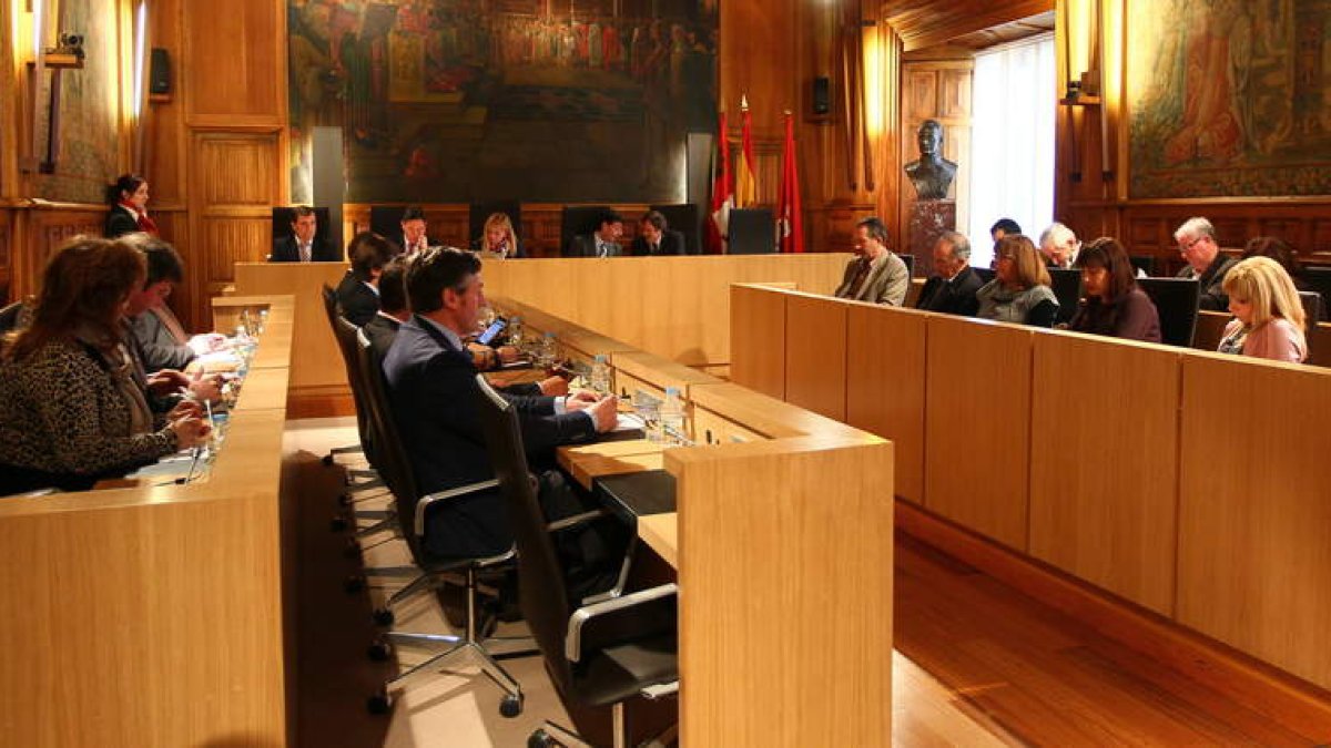 La Corporación Provincial celebró ayer un Pleno ordinario en el Palacio de los Guzmanes.