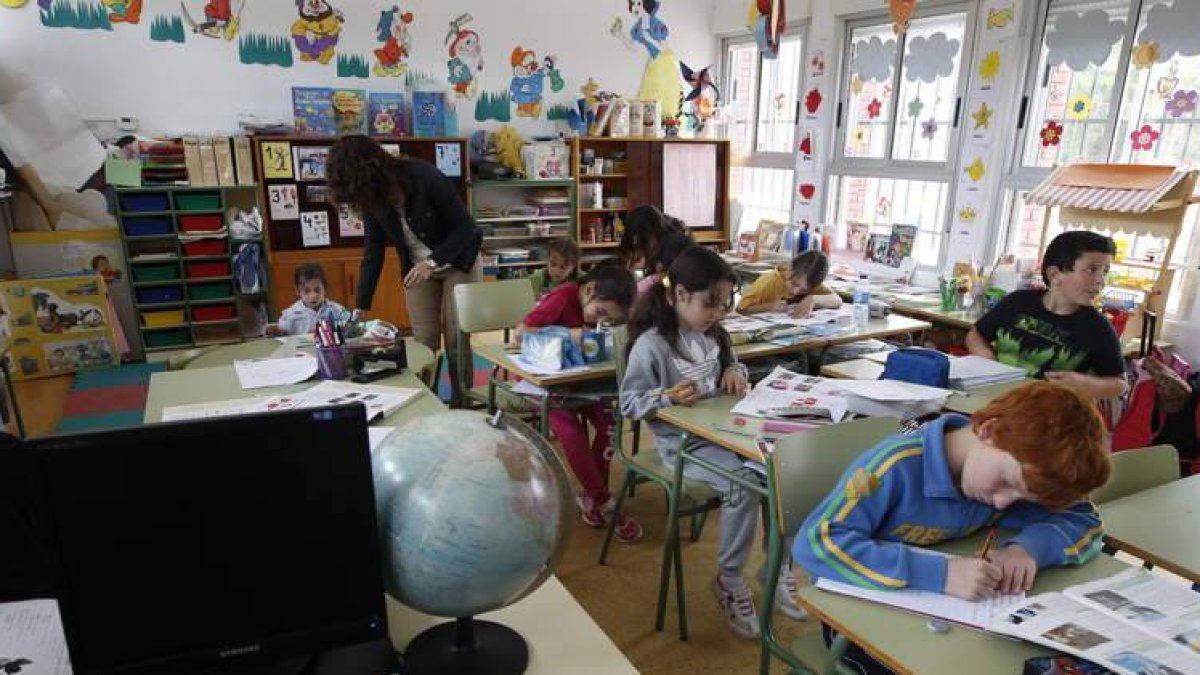 La escuela de Grulleros es la más pequeña del CRA Cerecedo. Fue reabierta hace unos años a petición de las familias, que pusieron el suelo de corcho.