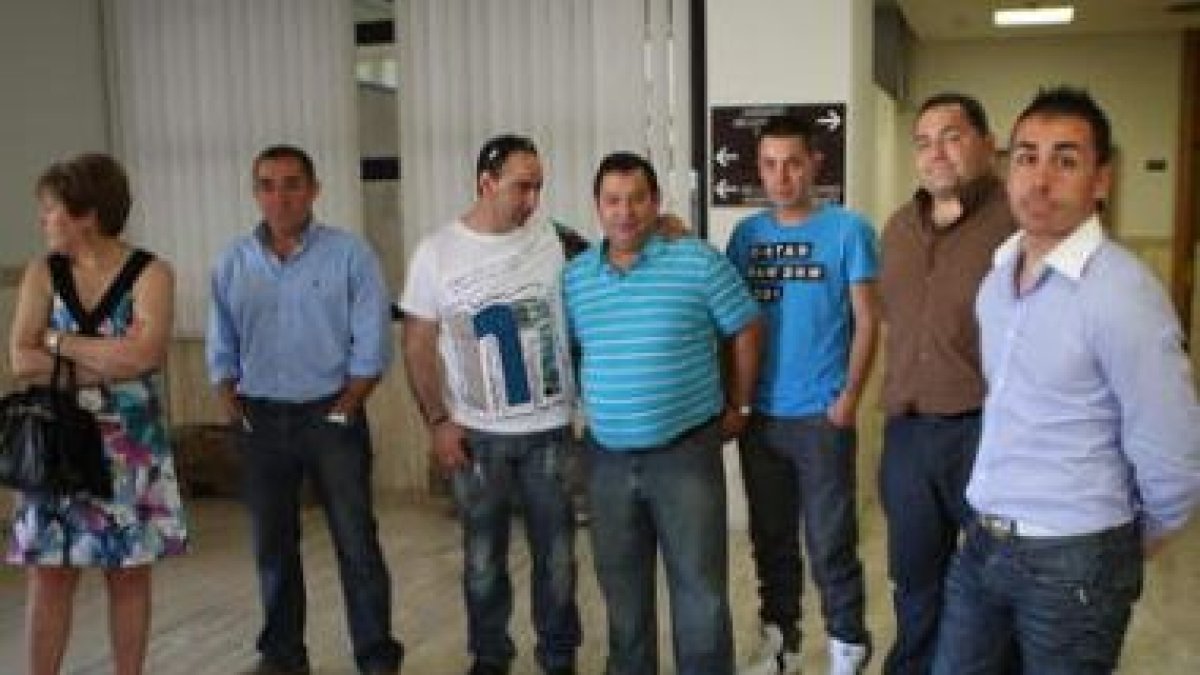 Compañeros arroparon a Martínez (cuarto por la izda).