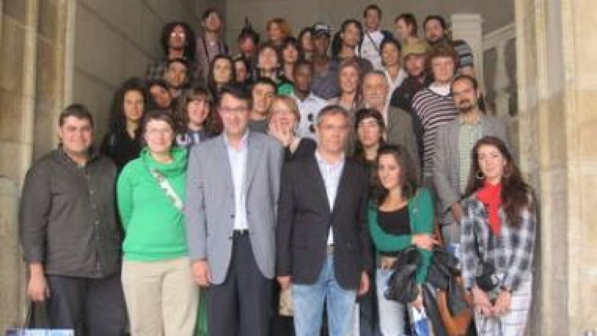 Martínez Majo y López Benito, con los estudiantes del intercambio juvenil.