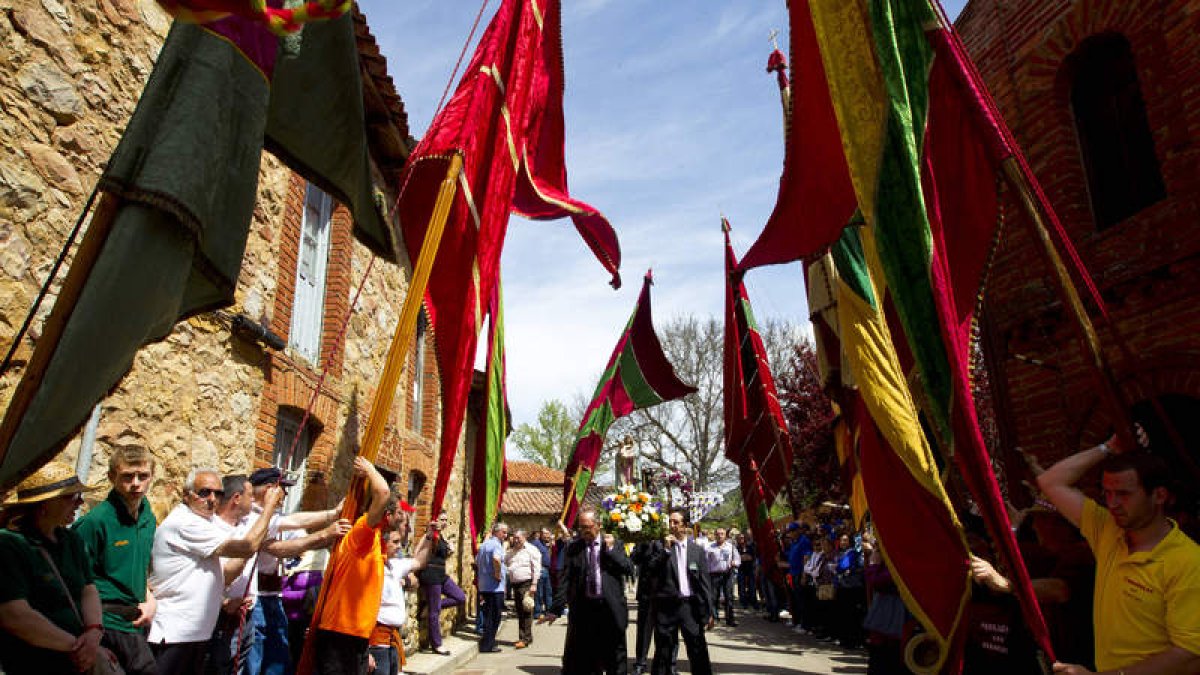 Los pendones se inclinan al paso de la Virgen.