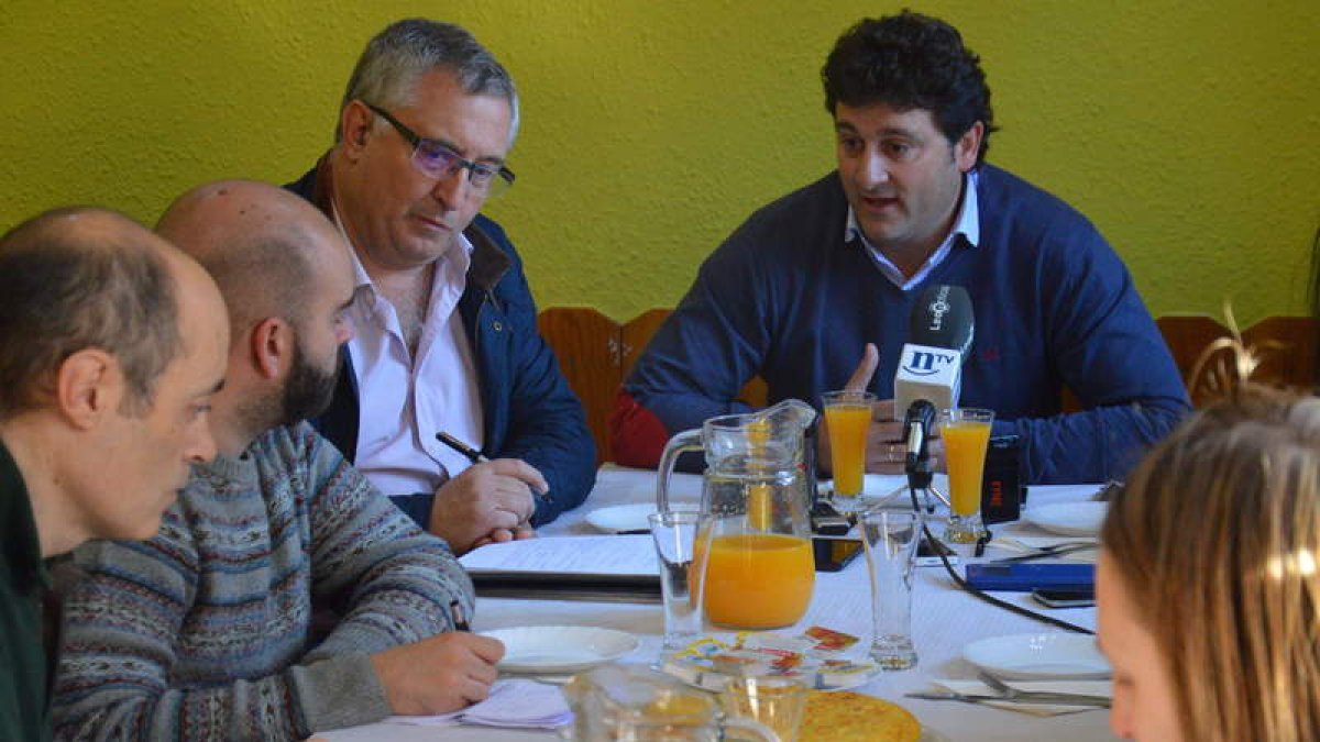 El alcalde de Villaquilambre convocó ayer a los medios de comunicación a un desayuno informativo. DL