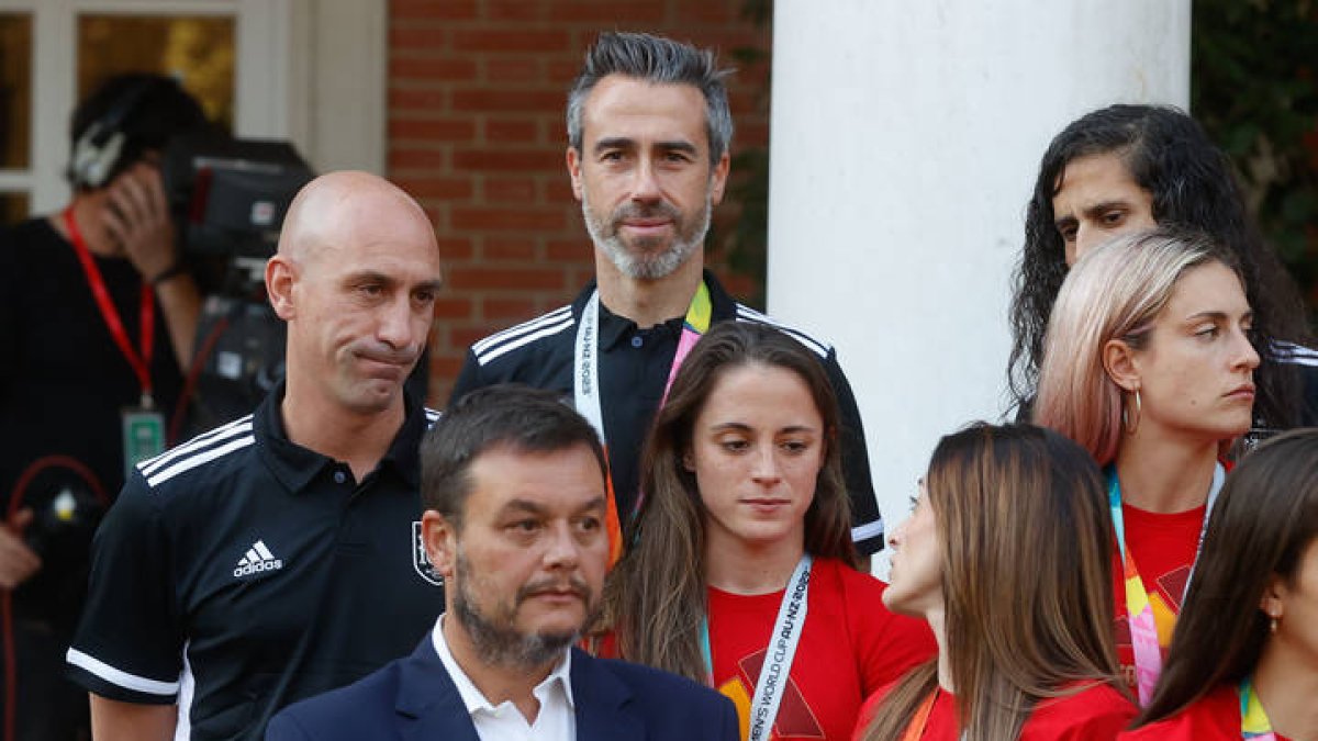 El entrenador de la selección femenina de fútbol Jorge Vilda (2i) junto al presidente de Real Federación Española de Fútbol (RFEF), Luis Rubiales. JUAN CARLOS HIDALGO