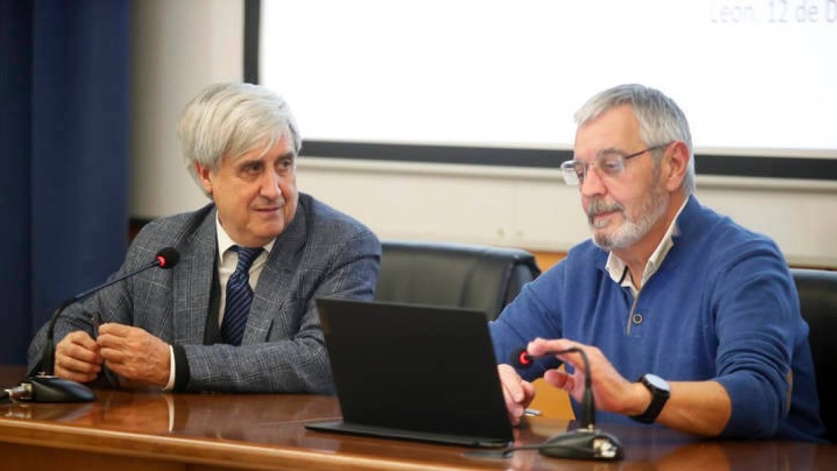 Juan José Badiola, a la izquierda, en la Facultad de Ciencias Biológicas de León. RAMIRO