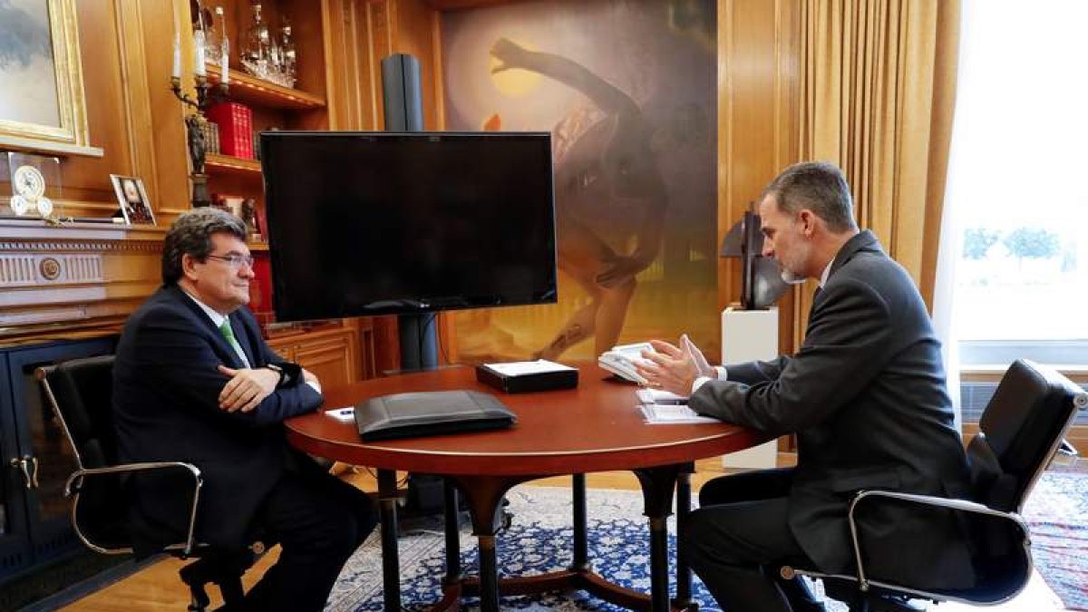 La renta mínima de Iglesias abre otra brecha con los ministros del PSOE