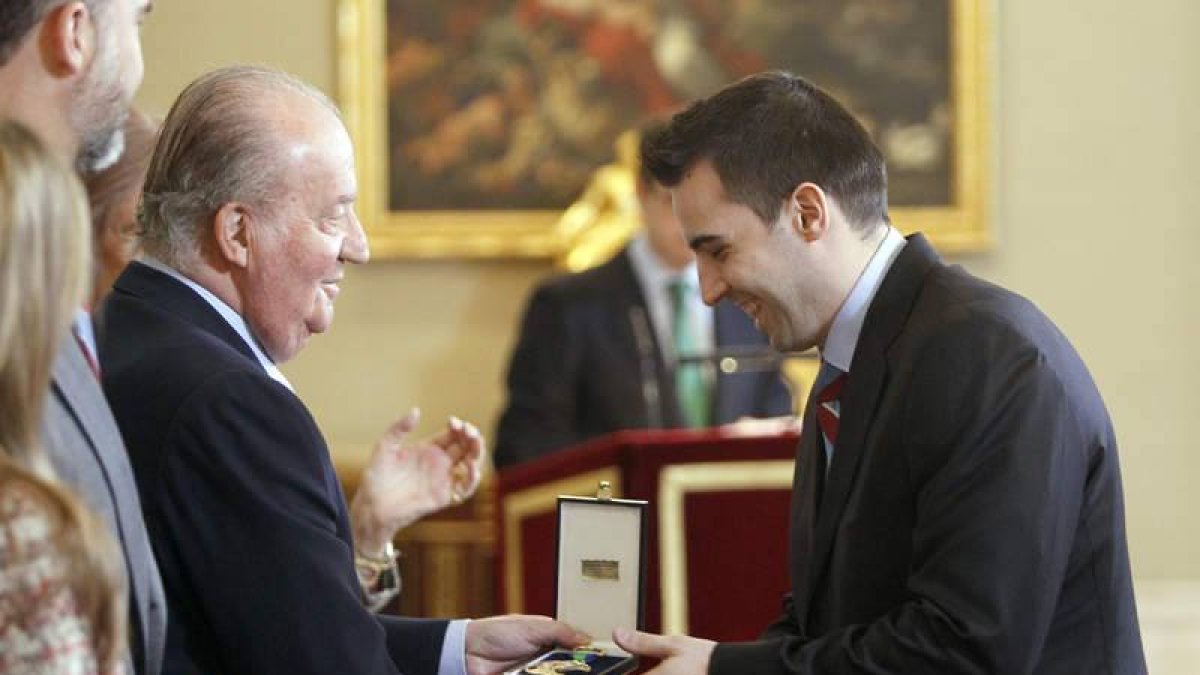 El Rey Juan Carlos entrega al jugador del Ademar Carlos Ruesga la Medalla de Oro al Mérito Deportivo.