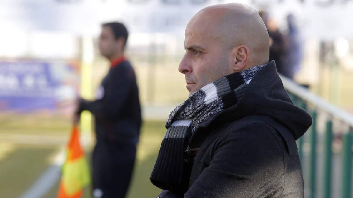 Roberto Carlos Fernández, entrenador de La Virgen. MARCIANO PÉREZ
