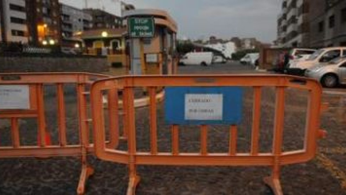 El aparcamiento de la estación de Feve está cerrado desde el pasado sábado.