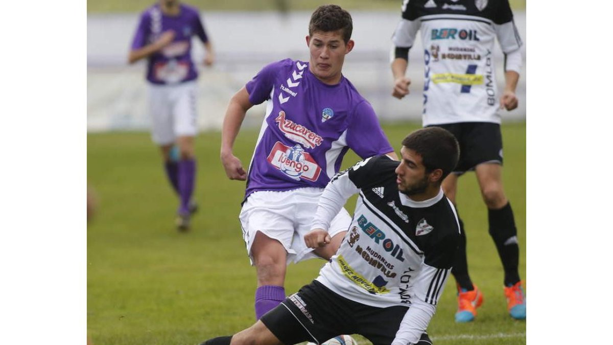 El jugador de La Bañeza Ramón en un lance de un partido.