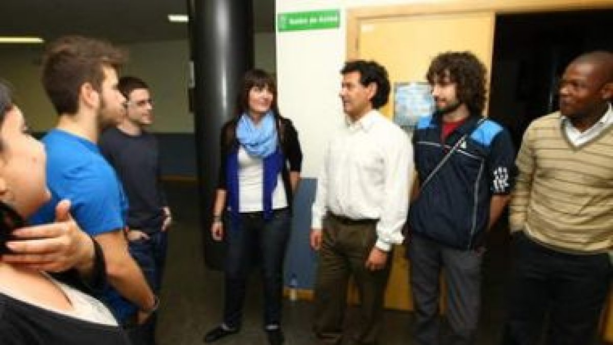 Enrique Bayón, ayer con un grupo de estudiantes cooperantes del campus berciano, .