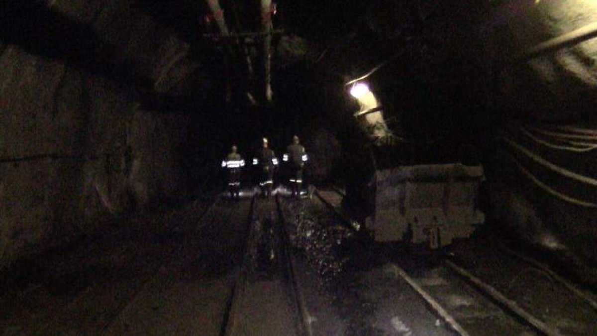 Tres de los mineros encerrados en el pozo Aurelio de la Hullera Vasco Leonesa en junio de 2016. El cuarto lleva la cámara. LAAV