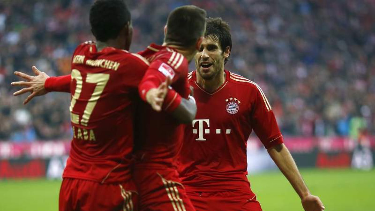 Javi Martínez, a la derecha, celebra la consecución de su primer gol con el Bayern.