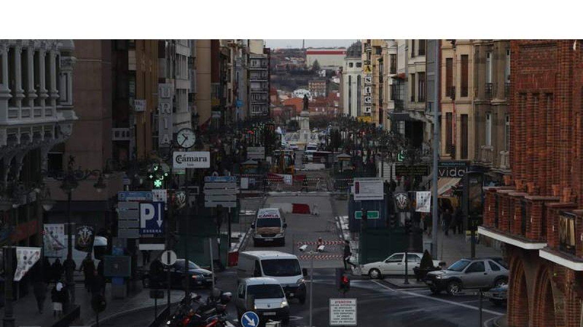 La circulación está cortada por ahora en la avenida de Ordoño II entre Alfonso V y la plaza de Santo Domingo. RAMIRO