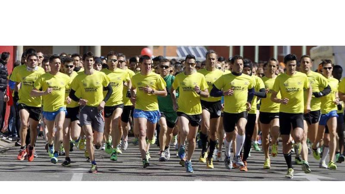La salida de los 10 Kilómetros desde la avenida Silverio Fernández reunió a 1.100 atletas. Y en el grupo de cabeza, los favoritos entre los que se encontraban Itamar, Rabanal, Alberto y el ganador Guillermo García.