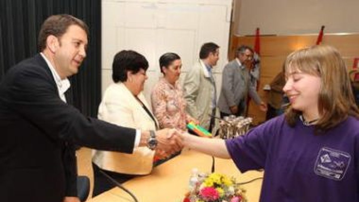 Carlos López Riesco y Mercedes Fernández presidieron la entrega de premios.