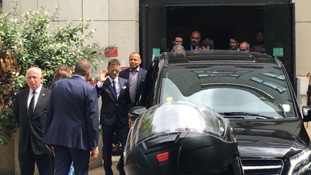 Neymar, con traje, y su padre, en París