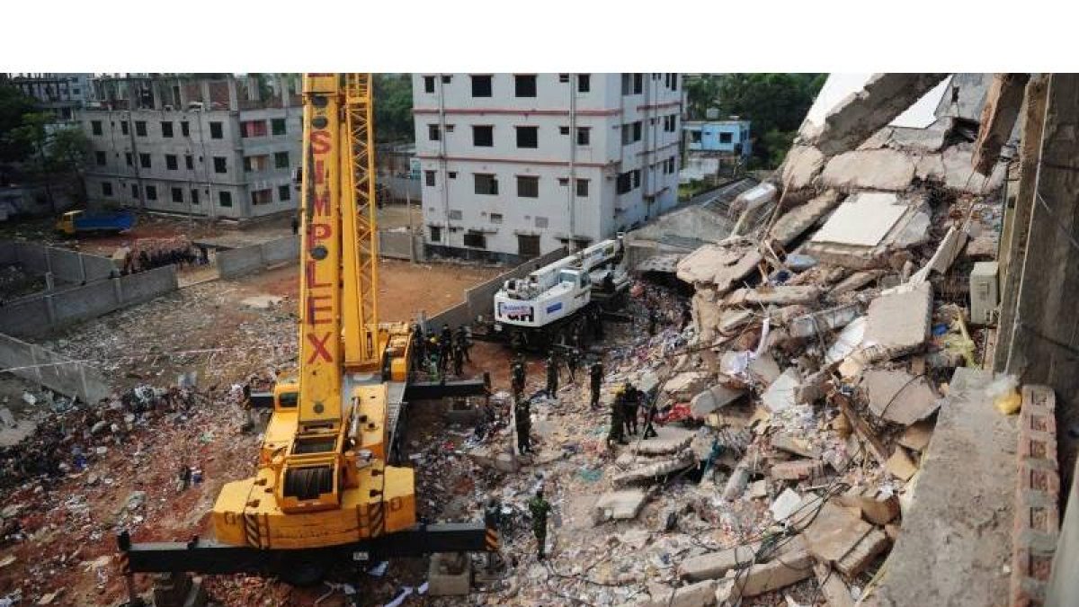 Los equipos de rescate buscan supervivientes bajo los escombros tras el derrumbe.